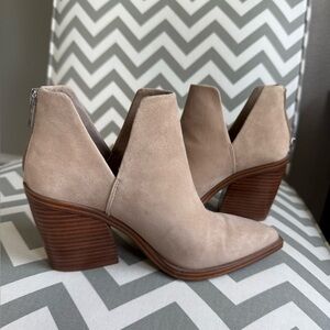 Almost new Vince Camuto Gigietta Tan Suede Leather Heel Booties Pointed Toe 6.5